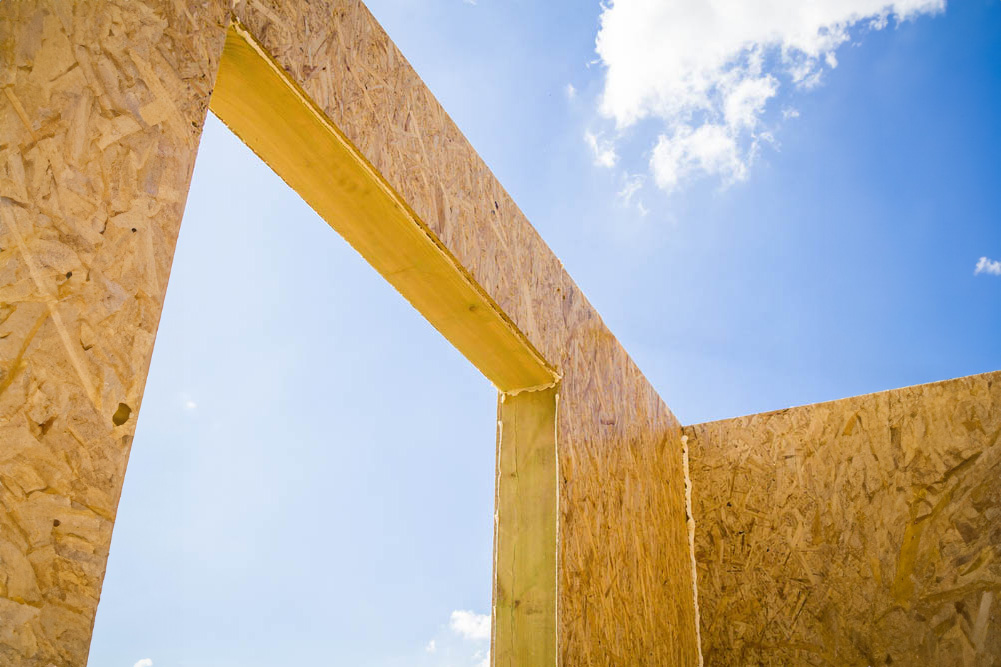 Caulk in a SIP panel seam during SIPs construction